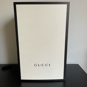 Gucci box with magnetic closure